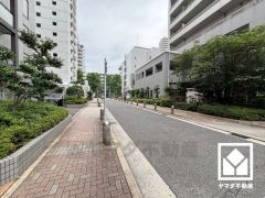 オートロック完備の防犯性とデザイン性を両立した、安心の住まい。TVモニター付きインターフォンも備えており、防犯性ばっちりです。