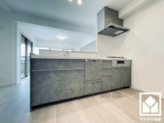 対面式キッチンなのでお料理中でもお子様の様子が分かって安心です。毎日の家事の負担を軽減でき、水道代の節約にもなる食器洗乾燥機付き。