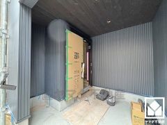 玄関が横向きでガレージの中にあるため道路から家の中が見えにくく、高いプライバシー性を確保できます。お子様の飛び出し防止にも効果的です。