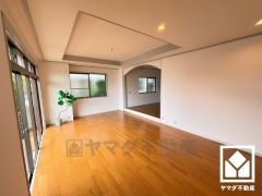 明るい光の差し込むLDKはゆったりとした家族団欒の場に。