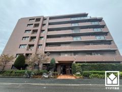 キッチンはカウンター付きの対面式。配膳や片付けがしやすく、お料理中でもお子様の様子が分かって安心です。