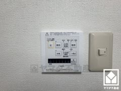 浴室暖房乾燥機付き。真冬の寒い浴室を暖かく、また雨の日の洗濯物の乾燥にと多用途に活躍する機能です。