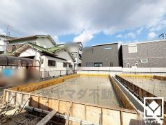 駐車スペースを並列2台分確保。重い荷物や雨の日の移動もスムーズで、快適なカーライフを実現。来客時にも便利です。ご成約でヤマダポイントプレゼント中です。お問合せお待ちしております。