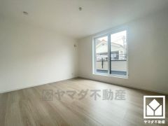 バルコニーにつながるお部屋で、通風・陽当たり良好。