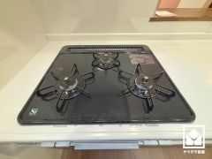 毎日の料理がもっとスムーズに。便利な3口コンロ付きキッチン。