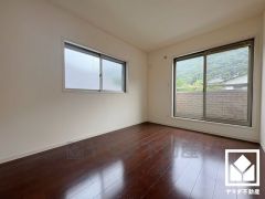 2階南東側洋室です。2階は全居室バルコニーに繋がるお部屋で、陽当たり・通風良好。