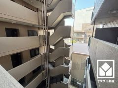 浴室暖房乾燥機付き。真冬の寒い浴室を暖かく、また雨の日の洗濯物の乾燥にと多用途に活躍する機能です。