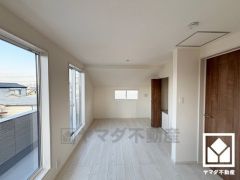 約9.75帖の3階洋室です。間仕切り壁を設置して、将来の家族構成の変化に対応可能な2WAYのお部屋になっています。設置工事は有償となります。