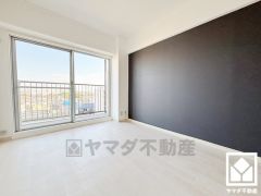 約6帖の洋室です。アクセントクロスを取り入れたデザイン性の高い洋室で、リラックスしたひとときを過ごせます。