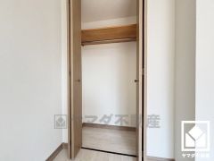 新たに家具を買わなくても良いので、ハンガーパイプ付きのクローゼットは嬉しいですね。