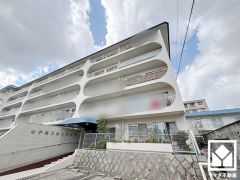 緑に囲まれた閑静な住宅地なので、穏やかな環境で四季折々の自然を感じながらお過ごしいただけます。