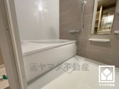 1日の疲れを癒す浴室でゆったりリフレッシュ。ナチュラルな木目調のアクセントパネルは落ち着いた雰囲気を演出してくれます。