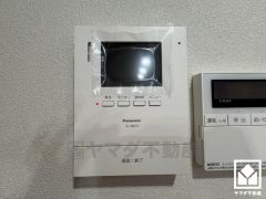 突然の来訪時でも安心なモニター付きインターホンを完備。お留守番中のお子様でも簡単に来訪者の確認ができます。
