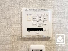 浴室暖房乾燥機付き。真冬の寒い浴室を暖かく、また雨の日の洗濯物の乾燥にと多用途に活躍する機能です。