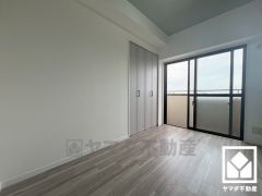 全室バルコニーに繋がるお部屋となっております。風通しが良く、明るい陽光がたっぷり差し込む心地よい生活空間です。