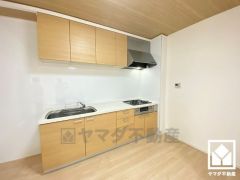 キッチンは空間を有効活用できる壁付けタイプ。家族のごはん作りがはかどる。同時調理ができる3口コンロ付き。