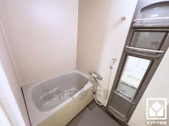 1日の疲れを癒す浴室でゆったりリフレッシュ。清潔感あふれる空間で、毎日のバスタイムをより快適に。