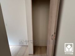 クローゼットは奥行きがあるので、収納力も申し分ありません。