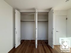 新たに家具を買わなくても良いので、ハンガーパイプ付きのクローゼットは嬉しいですね。