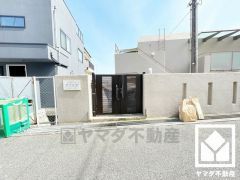 2沿線利用可能で、毎日の通勤・通学だけでなく、休日のお出かけまで利便性に優れています。エントランスが2か所あり、下のエントランスから最寄り駅までアクセス良好です。