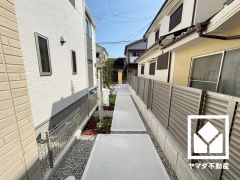通路部分も綺麗に整備されており、帰宅時や来客時にも気持ちの良い空間です。