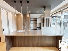 キッチン横に大きな窓がございますので、昼間は手元が明るく、お料理がはかどります。メリハリのある天井デザインやペンダントライトなど、デザイン性の高い瀟洒なキッチンです。