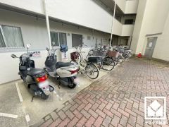 駐輪場・バイク置き場もございます。しっかり区画が整理されており使い勝手の良い設計です。（駐輪場：年額3500円、バイク置き場：月額500円）