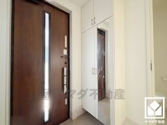 玄関にはシューズボックスを完備。家族の靴もしっかり収納できるので、玄関がいつも片付き、気持ちよくお客様を迎えられます。お出かけの前のチェックにも便利な鏡付きです。