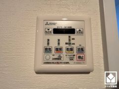 浴室暖房乾燥機付き。真冬の寒い浴室を暖かく、また雨の日の洗濯物の乾燥にと多用途に活躍する機能です。