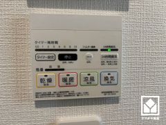浴室暖房乾燥機付き。真冬の寒い浴室を暖かく、また雨の日の洗濯物の乾燥にと多用途に活躍する機能です。