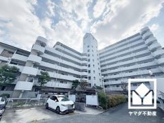 キッチンは空間を有効活用できる壁付けタイプ。L型なので作業動線が最短距離で効率良く動けます。コーナー部分の作業スペースをより広く確保できているのも魅力です。