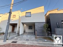 収納豊富なトールキャビネット付きでスッキリお使い頂ける3面鏡の洗面台がございます。シャワー付きなので、忙しい朝でも身支度がしやすく時短になります。