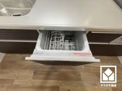 毎日の家事の負担を軽減でき、水道代の節約にもなる食器洗乾燥機付き。