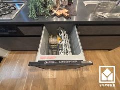 毎日の家事の負担を軽減でき、水道代の節約にもなる食器洗乾燥機付き。