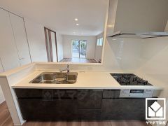 対面式キッチンなのでお料理中でもお子様の様子が分かって安心です。キッチン横には勝手口があり、換気やゴミ出しなどに便利です。昼間は手元が明るく、お料理がはかどります。