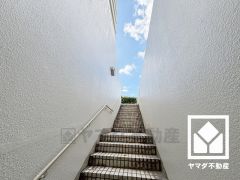 「関西スーパー大社店」まで徒歩11分、「ドラッグセガミ大社店」まで徒歩11分など、お買い物施設が徒歩圏内に複数あり便利な住環境です。