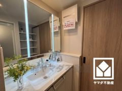 収納付きでスッキリお使い頂ける3面鏡の洗面台です。縦に2本配置されたLED照明が顔全体を明るく均等に照らしてくれるので、スキンケアやメイクがしやすくなります。