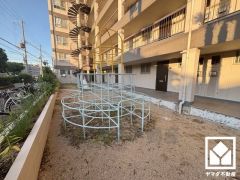 敷地内に遊具が設置された公園がございます。子育て世帯の方にもお勧めです。