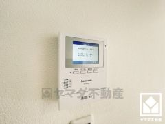 突然の来訪時でも安心なモニター付きインターホンを完備。お留守番中のお子様でも簡単に来訪者の確認ができます。