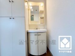 収納付きでスッキリお使い頂ける洗面台です。洗面ボウルが広めなので、忙しい朝でも身支度がしやすく時短になります。