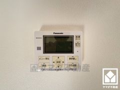 エコキュート搭載。ヒートポンプ技術で効率よくお湯を沸かすため、電気代がお得になります。火を使わないので安全性が高く、断水時にも貯めてあるお湯を生活用水として使用することができます。