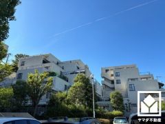 陽光に映える美しい外観。街並みに馴染みながらも、ひときわ目を引く存在感。