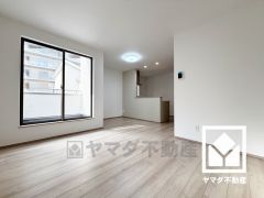 心地よい空間が広がるリビングで、家族みんなが快適に過ごせる時間を提供。