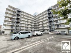 敷地内に駐車場を完備。月額8000円～9000円（リモコン保証金として1台13000円別途要）。空き状況等は弊社スタッフまでお気軽にお問い合わせください。