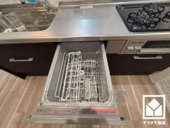 毎日の家事の負担を軽減でき、水道代の節約にもなる食器洗乾燥機付き。