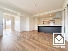 広々15.1帖のLDKが魅力。家族全員がリラックスできる、ゆったりとした快適リビングで温かい団らんの時間を。隣接する約4.6帖の洋室とは一体利用も可能です。