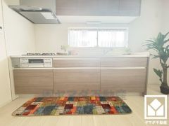 家族のごはん作りがはかどる、同時調理が可能な3口コンロ付きキッチン。調理に手間がかかりがちな肉や魚を、短時間でサッと焼き上げることができるグリルもございます。