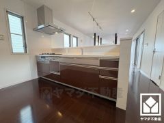 対面式キッチンなのでお料理中でもお子様の様子が分かって安心です。キッチン横に窓がございますので、昼間は手元が明るく、お料理がはかどります。