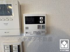 お湯はりスイッチを押し、給湯栓を開けてお湯はりをすると、設定した湯量でお湯が自動的に止まるオートストップ機能付き。（給湯栓は開いたままなので、必ず閉めてください）