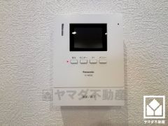 突然の来訪時でも安心なモニター付きインターホンを完備。お留守番中のお子様でも簡単に来訪者の確認ができます。